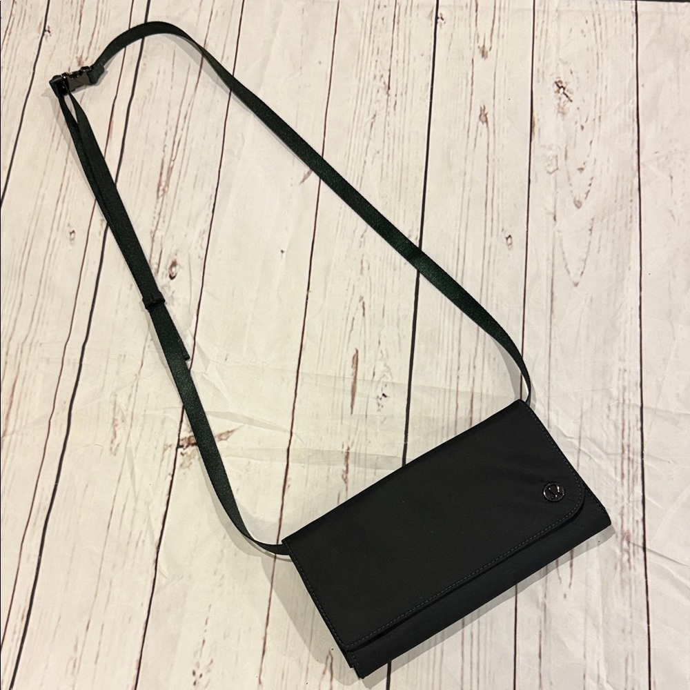Lululemon forest green crossbody portfolio EUC